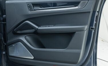 Porsche Cayenne TURBO E-HYBRID Coupe with GT Package 27