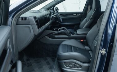 Porsche Cayenne TURBO E-HYBRID Coupe with GT Package 18