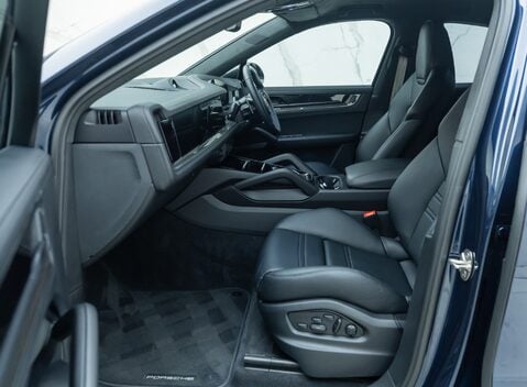 Porsche Cayenne TURBO E-HYBRID Coupe with GT Package 18