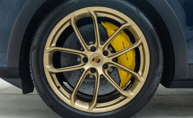 Porsche Cayenne TURBO E-HYBRID Coupe with GT Package 30