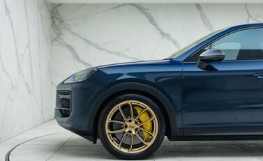 Porsche Cayenne TURBO E-HYBRID Coupe with GT Package 40