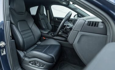 Porsche Cayenne TURBO E-HYBRID Coupe with GT Package 15