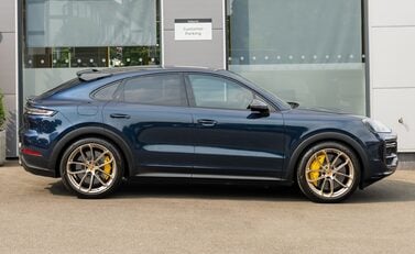 Porsche Cayenne TURBO E-HYBRID Coupe with GT Package 3