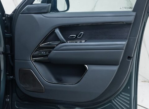 Land Rover Range Rover P530 SV 29