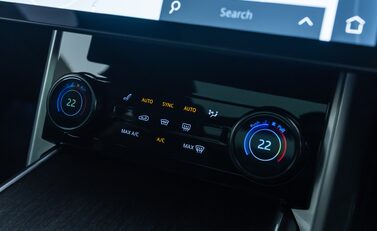 Land Rover Range Rover P530 SV 26