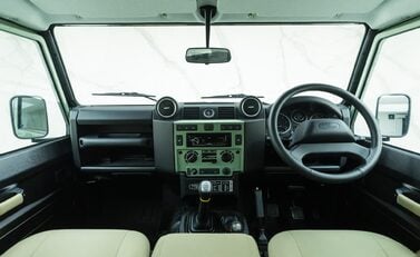 Land Rover Defender 110 HERITAGE 23