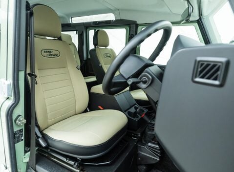 Land Rover Defender 110 HERITAGE 14