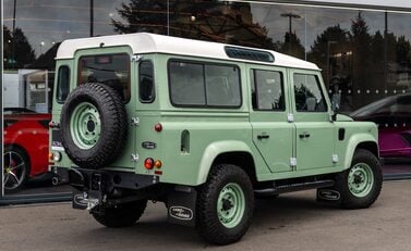 Land Rover Defender 110 HERITAGE 4