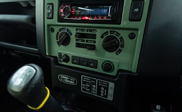 Land Rover Defender 110 HERITAGE 28