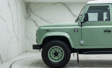 Land Rover Defender 110 HERITAGE 38