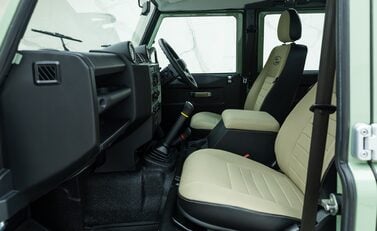Land Rover Defender 110 HERITAGE 19