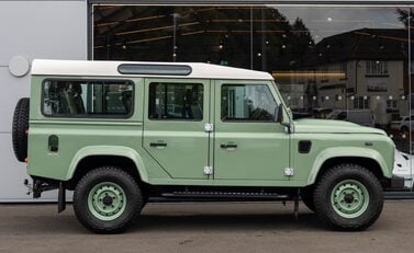 Land Rover Defender 110 HERITAGE 3