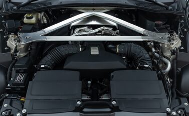 Aston Martin V8 Vantage 29