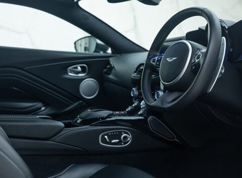 Aston Martin V8 Vantage 13