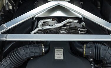 Aston Martin V8 Vantage 30