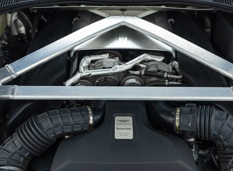 Aston Martin V8 Vantage 30