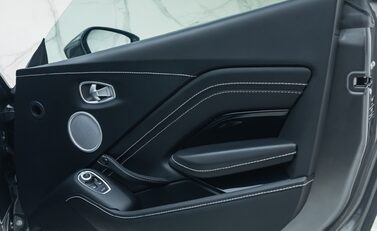 Aston Martin V8 Vantage 22