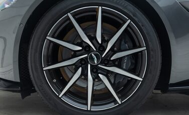 Aston Martin V8 Vantage 23