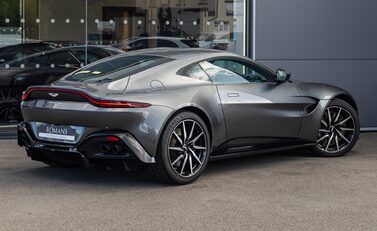 Aston Martin V8 Vantage 4