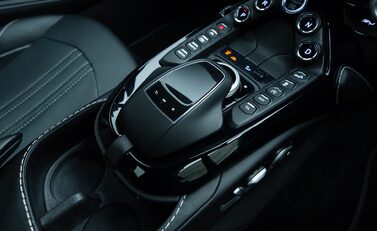 Aston Martin V8 Vantage 21