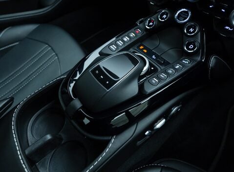 Aston Martin V8 Vantage 21