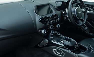 Aston Martin V8 Vantage 17