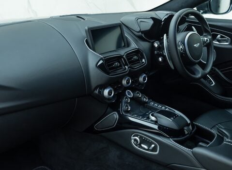 Aston Martin V8 Vantage 17