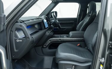 Land Rover Defender 110 OCTA EDITION ONE 22