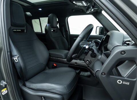 Land Rover Defender 110 OCTA EDITION ONE 16