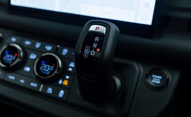 Land Rover Defender 110 OCTA EDITION ONE 28