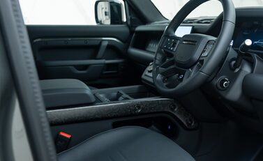 Land Rover Defender 110 OCTA EDITION ONE 13