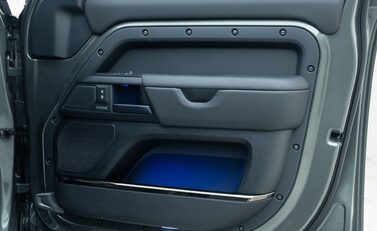 Land Rover Defender 110 OCTA EDITION ONE 33