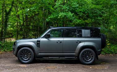 Land Rover Defender 110 OCTA EDITION ONE 3