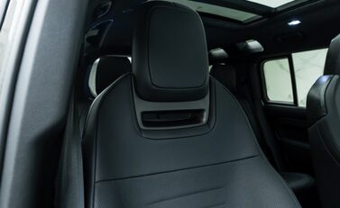 Land Rover Defender 110 OCTA EDITION ONE 17