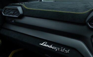 Lamborghini Urus PERFORMANTE 25
