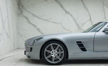 Mercedes-Benz SLS AMG 33