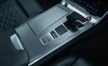 Audi RS6 AVANT PERFORMANCE 25