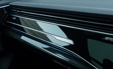 Audi SQ7 BLACK EDITION 24