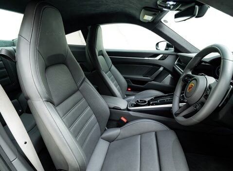 Porsche 911 Turbo S (992) 14