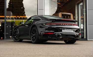 Porsche 911 Turbo S (992) 4