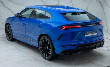Lamborghini Urus 12