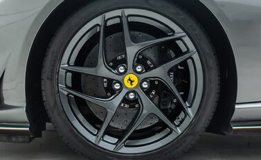 Ferrari 812 Superfast 29