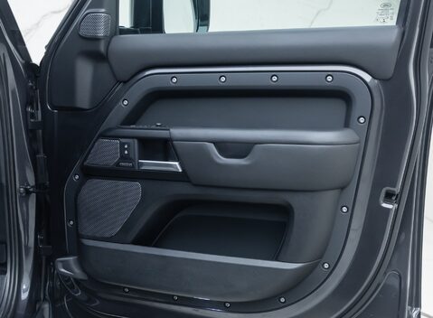 Land Rover Defender 110 V8 P525 30