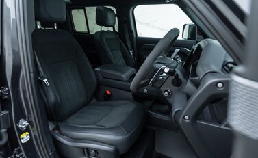 Land Rover Defender 110 V8 P525 14