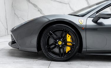 Ferrari 488 SPIDER 32