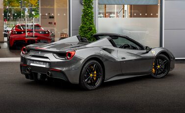 Ferrari 488 SPIDER 4
