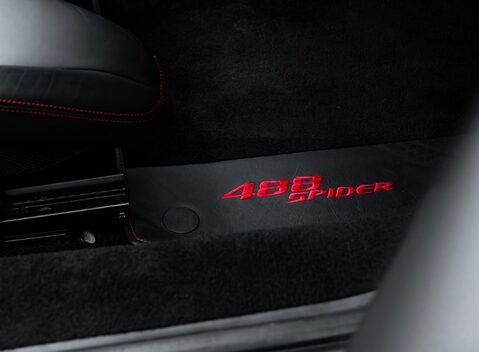 Ferrari 488 SPIDER 28