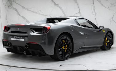 Ferrari 488 SPIDER 8