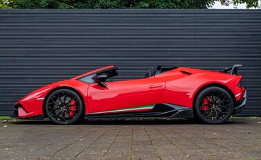 Lamborghini Huracan Spyder LP 640-4 PERFORMANTE 3