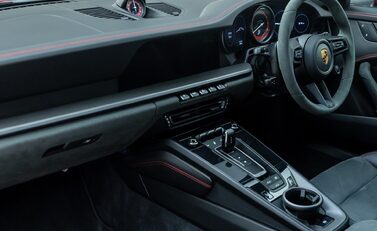 Porsche 911 Carrera 4 GTS (992) 19